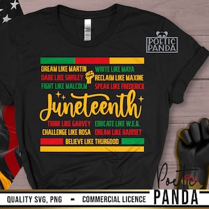 Può includere: Maglietta nera con un design grafico che presenta la parola "Juneteenth" in grandi lettere stilizzate. Il design include anche un elenco di nomi e frasi, come "Dream Like Martin", "Dare Like Shirley", "Write Like Maya" e "Reclaim Like Maxine".