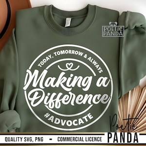 Puede incluir: Sudadera verde oliva con un diseño circular blanco que dice "Today, Tomorrow & Always Making a Difference #Advocate". La sudadera tiene cuello redondo y mangas largas. Las palabras "Poetic Panda" están en la esquina superior derecha.