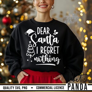 Pu&ograve; includere: Felpa nera con la scritta bianca "DEAR Santa I REGRET nothing". Il design include un cappello da Babbo Natale, un albero di Natale e agrifoglio. Perfetta per le festivit&agrave;.