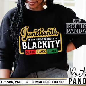 Puede incluir: Sudadera negra con un gráfico dorado y amarillo que dice "Juneteenth I'm Black Every Day, But Today I'm Very Blackity" con las palabras "Black Black Black" en cuadros rojos, verdes y negros. El texto "Poetic Panda" está en un cuadro gris.