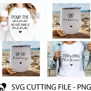 Op de afbeelding: Vier witte bekers met zwarte tekst en hartjesontwerpen. De bekers bevatten de zinnen "Pour the wine his last name is mine", "Sip happens", "Sip sip hooray" en "Stop & smell the ros&eacute;".