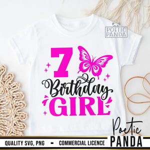 K&ouml;nnte beinhalten: Wei&szlig;es T-Shirt mit einem rosa Schmetterling und dem Text "7 Birthday Girl" in rosa und schwarz.