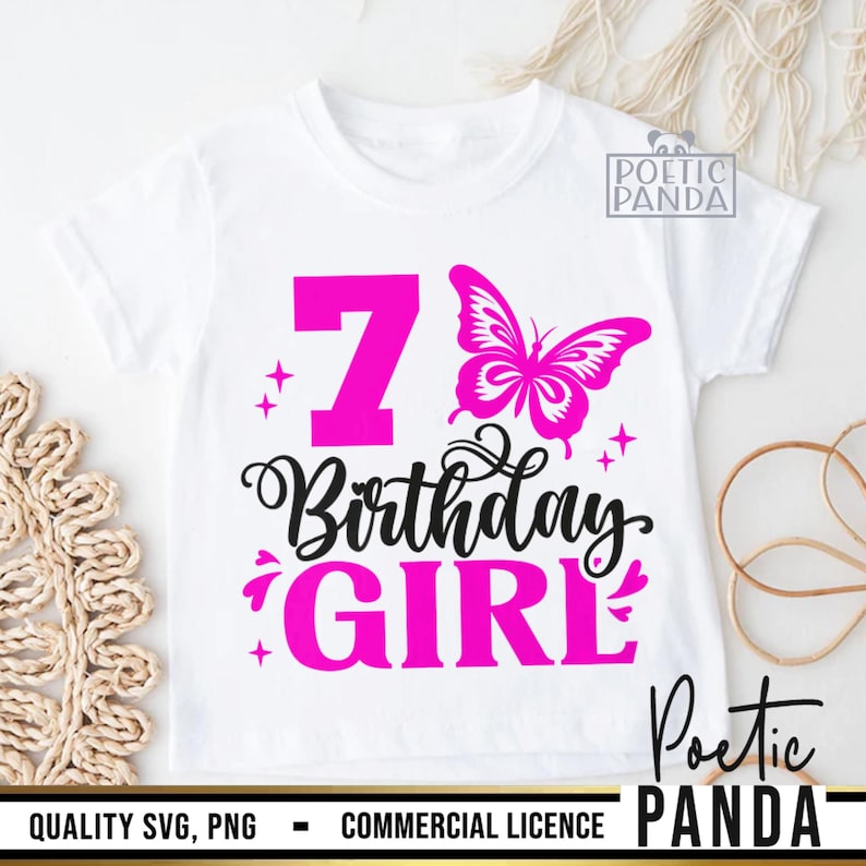 K&ouml;nnte beinhalten: Wei&szlig;es T-Shirt mit einem rosa Schmetterling und dem Text "7 Birthday Girl" in rosa und schwarz.