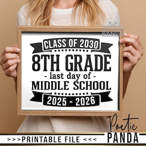 Puede incluir: Un letrero enmarcado con el texto "CLASS OF 2030 8TH GRADE - last day of - MIDDLE SCHOOL 2025-2026". El letrero está en un marco de madera y lo sostiene una persona. Las palabras "PRINTABLE FILE" están en la parte inferior.