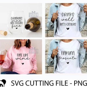 Op de afbeelding: Vier verschillende ontwerpen voor wijn-thema t-shirts en een wijnglas. De ontwerpen omvatten "Wijn drinken en je goed voelen", "Drinkt goed met anderen", "Fijn als wijn" en "Hakuna Moscato".
