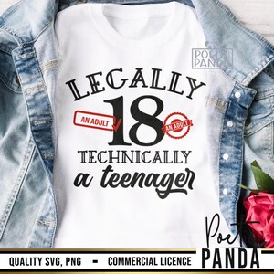 Pu&ograve; includere: Maglietta bianca con testo nero che recita "Legally 18 Technically a teenager". Il numero 18 &egrave; grande e in grassetto. Ci sono due timbri rossi che dicono "An Adult" su entrambi i lati del numero 18.