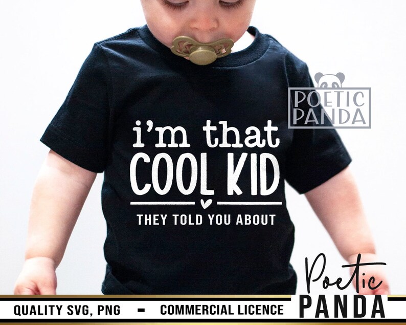 以下が含まれることがあります： 「i'm that COOL KID THEY TOLD YOU ABOUT」と白文字で書かれた黒いTシャツ。 「told you about」の言葉の上に小さな白いハートがある。