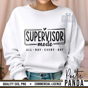 Puede incluir: Sudadera blanca con texto negro que dice "SUPERVISOR -mode- ALL DAY EVERY DAY".