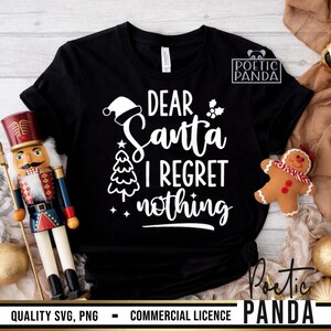 Pu&ograve; includere: T-shirt nera con la scritta bianca "DEAR Santa I REGRET nothing". Il design include un cappello di Babbo Natale, un albero di Natale e agrifoglio. La maglietta &egrave; girocollo e ha le maniche arrotolate. &Egrave; visibile anche il testo "Poetic Panda".