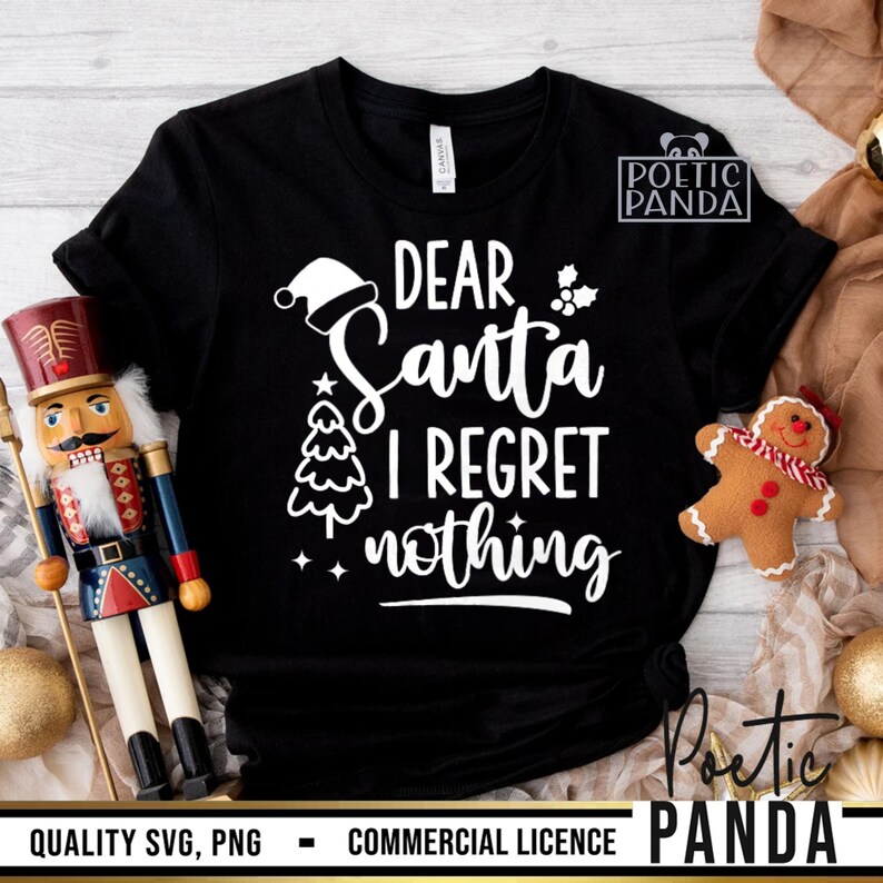 Pu&ograve; includere: T-shirt nera con la scritta bianca "DEAR Santa I REGRET nothing". Il design include un cappello di Babbo Natale, un albero di Natale e agrifoglio. La maglietta &egrave; girocollo e ha le maniche arrotolate. &Egrave; visibile anche il testo "Poetic Panda".