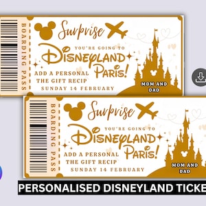 Może przedstawiać: Dwa złote bilety do Disneylandu Paryż z motywem karty pokładowej. Bilety zawierają tekst "Niespodzianka, jedziesz do Disneylandu Paryż!" oraz sylwetkę zamku. Widoczny jest również tekst "Mama i Tata".