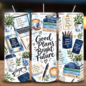 以下が含まれることがあります： 白い背景に青と緑の植物のイラスト、事務用品、Good Plans Bright Future、Fuel Your Dreams、Small Steps Big Resultsなどのモチベーションを高めるテキストが描かれた円筒形のタンブラー。