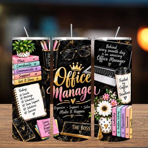 Puede incluir: Un vaso cilíndrico con fondo de mármol negro que presenta gráficos de oficina, incluyendo una computadora portátil, una taza de café con la etiqueta Fueled by Coffee & Deadlines, libros, un bloc de notas y el texto Office Manager y The Boss.