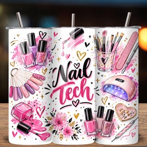 Puede incluir: Un vaso de acero inoxidable blanco con un diseño envolvente de esmaltes de uñas rosas y morados, un muestrario de colores, una lámpara UV, pinceles en un vaso, una lima de uñas y flores rosas. El texto Nail Tech aparece en negro y rosa.