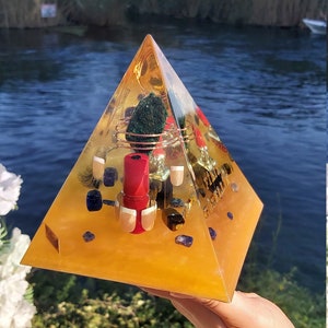 Epoxy Pyramidal Design | Handmade | Resin Art | Epoxy Art | Decorative | Pyramid Gift | Pyramid Design |