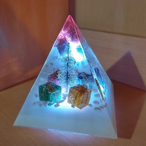 Lampada di design epossidica piramidale / fatta a mano / arte in resina / lampada senza fili / decorativa / LED con telecomando /