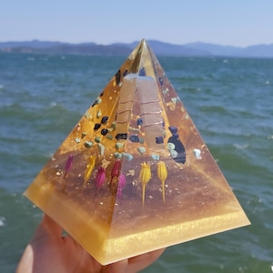 Epoxy Pyramidal Design | Handmade | Resin Art | Epoxy Art | Decorative | Pyramid Gift | Pyramid Design | Naturel Stones |