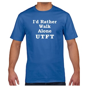 Puede incluir: Una camiseta azul real con texto blanco que dice "I'd Rather Walk Alone UTFT".