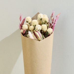 Ramo de flores silvestres en tonos rosas y cremas con flores secas en buzón