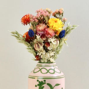 Ramo de flores silvestres en inglés con flores secas y colores primaverales