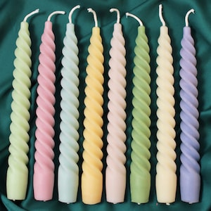 Juego de 8 velas espirales, cónicas y de pilar de cera de abeja y soja en tonos pastel suaves.