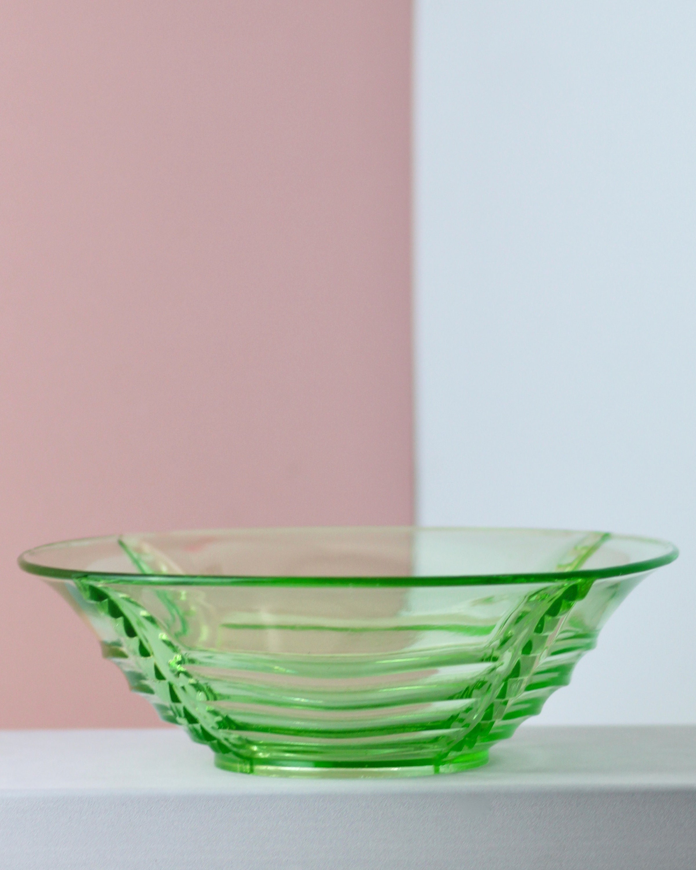 Vintage Glass Art Déco Mid Century Green Fruit Bowl | Un Bel Accessoire de Table