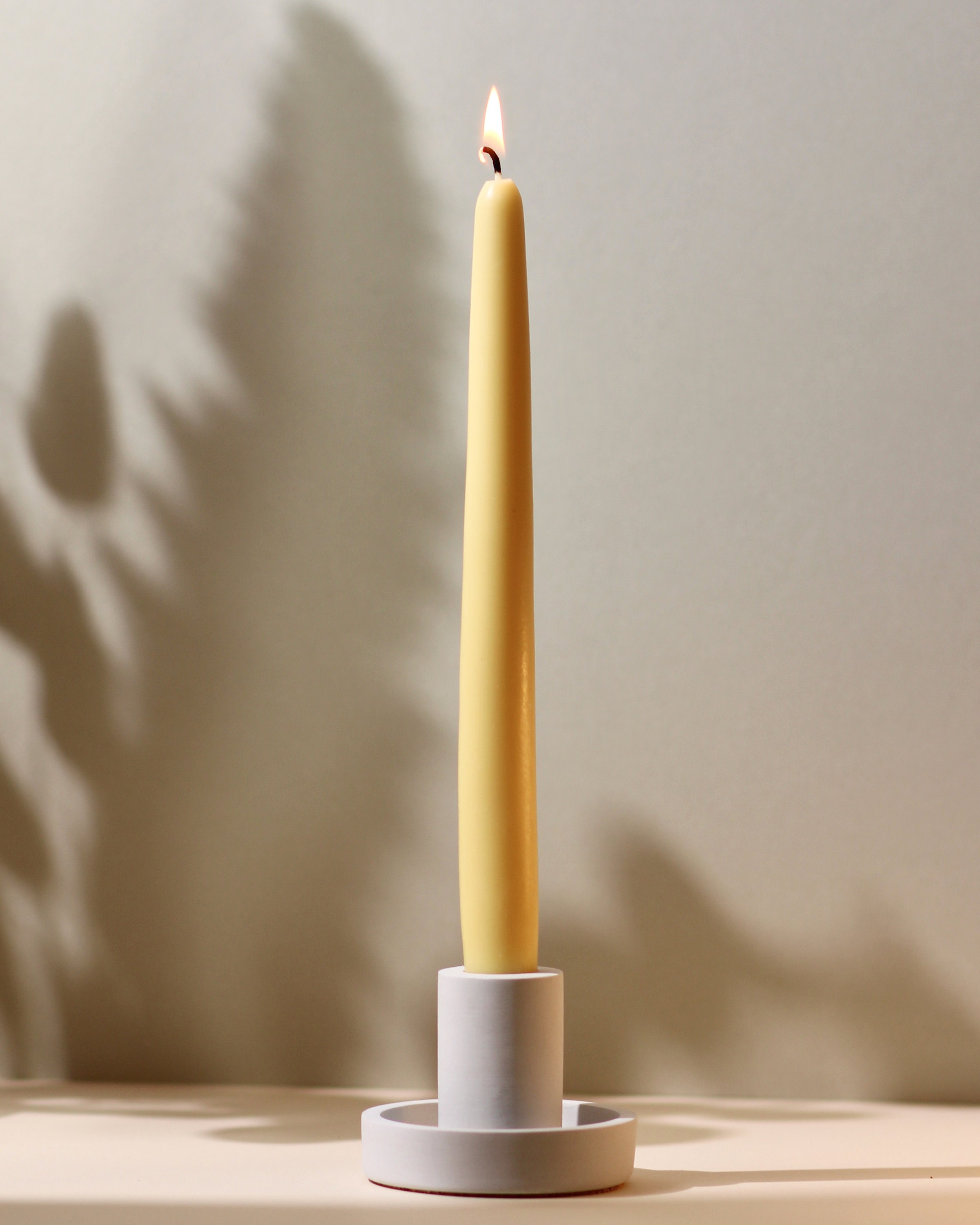 Velas de cera de abeja pura para el hogar: 40 velas candelabro delgadas y  altas + 2 soportes, completamente naturales, para oraciones en la iglesia,  pastel de cumpleaños y Adviento de Navidad 