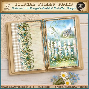 Pu&ograve; includere: Diario aperto con pagine di riempimento a tema floreale. La pagina sinistra presenta un motivo a scacchi e finiture floreali. La pagina destra mostra una scena di cottage con una staccionata bianca e margherite. Il diario &egrave; intitolato "Journal Filler Pages".