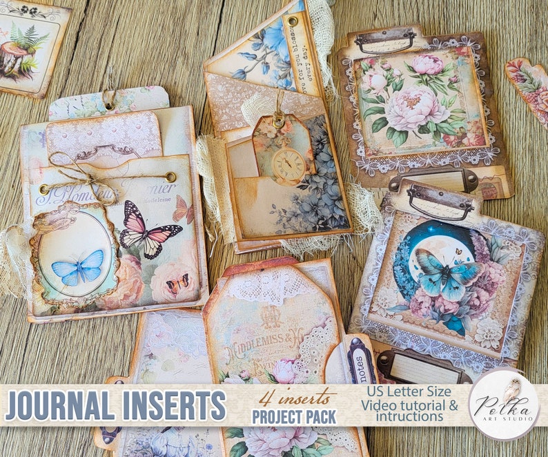 K&ouml;nnte beinhalten: Vier dekorative Journal-Eins&auml;tze mit Vintage-&Auml;sthetik. Jeder Einsatz zeigt ein anderes Design mit Schmetterlingen, Blumen und Spitzenakzenten. Die Eins&auml;tze sind mit "Journal Inserts" und "4 inserts Project Pack" beschriftet.