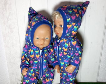 Puppenanzug mit Zipfelmütze Regenbogenherzen blau Overall für Puppen Puppenkleidung 43cm Baby Born Babypuppe Puppensachen 40 bis 45cm groß