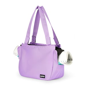 Puede incluir: Un bolso tote lavanda con dos asas y forma rectangular. El bolso tiene un bolsillo a cada lado, con zapatillas blancas visibles en los bolsillos. La marca "popin'jo" está impresa en la esquina inferior derecha.