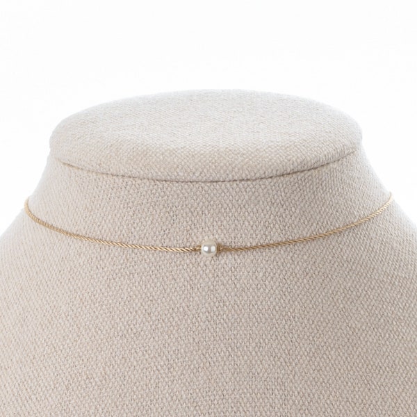 Collier ras de cou avec petites perles, tour de cou cordon beige, perle flottante, petit collier de perles unique, tour de cou superposition, style minimaliste de tous les jours