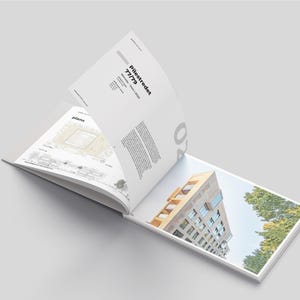 K&ouml;nnte beinhalten: Ein offenes Buch mit dem Titel &bdquo;Pilestredet 77/79&ldquo; auf der rechten Seite. Die linke Seite zeigt architektonische Pl&auml;ne. Die rechte Seite zeigt ein Foto eines modernen Geb&auml;udes mit blauem Himmel und gr&uuml;nen B&auml;umen im Hintergrund.