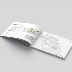 K&ouml;nnte beinhalten: Ein aufgeschlagenes Buch mit architektonischen Zeichnungen und dem Text "project location" und "site analysis". Die Seiten zeigen detaillierte Schwarz-Wei&szlig;-Illustrationen von Geb&auml;uden und Landschaften mit Text und Diagrammen.