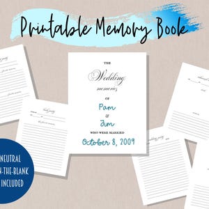 Könnte beinhalten: Ein druckbares Hochzeitsgedächtnisbuch mit weißem Hintergrund und einem blauen und weißen Pinselstrich oben. Das Cover zeigt den Text "The Wedding Memories of Pam & Jim Who Were Married October 8, 2009".