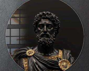 Può includere: Un'opera d'arte da parete circolare nera e dorata con un busto di un uomo con un'espressione seria. Il busto è su uno sfondo scuro.
