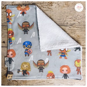 Toalla multiusos para los bebes y pequeños dibujos de " Avengers". Paño o servilleta de tela absorbente para bebés y pequeños