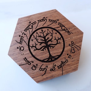 Baum von Gondor Ring Box, Schmuckschatulle mit elfischer Schrift, Ringschatulle mit elfischer Schrift, Ehering Box mit elbischer Schrift, Geschenk für Eheringe