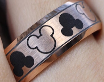 Graverad alternerande ring med Musse Pigg och Mimmi i roséguld, Disney vigselring, Musse Pigg-ring, Mimmi Pigg-ring, Disney löftering