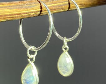 Regnbågsfärgade månstensörhängen med droppform | Sterlingsilver