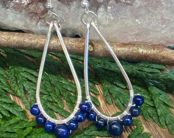 Lapis Lazuli droppformade örhängen i handhamrade silverramar