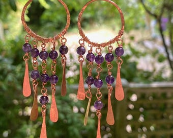 Boho ljuskronörhängen med hamrade kopparfransar och ametistpärlor | Handgjorda och lätta