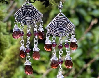 Örhängen i granat med ljuskrona | Krokar i sterlingsilver | Trådlindad ädelsten