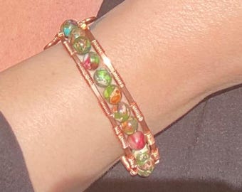 Hamrad kopparmanschettarmband med jaspispärlor | Handgjort | Trådlindat