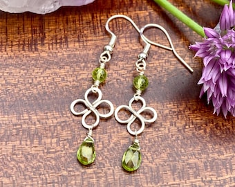 Silverörhängen med fyrklöver och peridot droppformade hängen | Handgjorda | Handhamrade | Eleganta örhängen