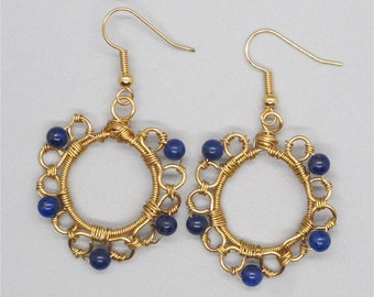 Örhängen i lapis lazuli och 22k guld med mässingstrådslindning
