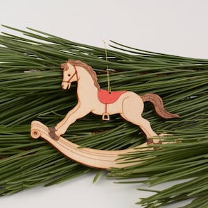 Decoração tradicional de cavalo de balanço de madeira pintada à mão