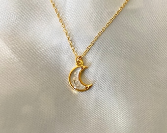 Collier de fleur de lune, vraies fleurs pressées, pendentif collier en résine minimaliste minuscule personnalisé, collier en or, cadeaux pour elle