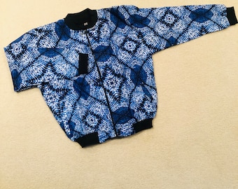 Chaqueta bomber con estampado africano