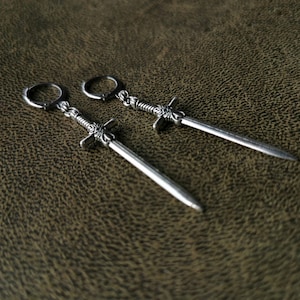 Pendientes de espada de plata - el libro de los caballeros